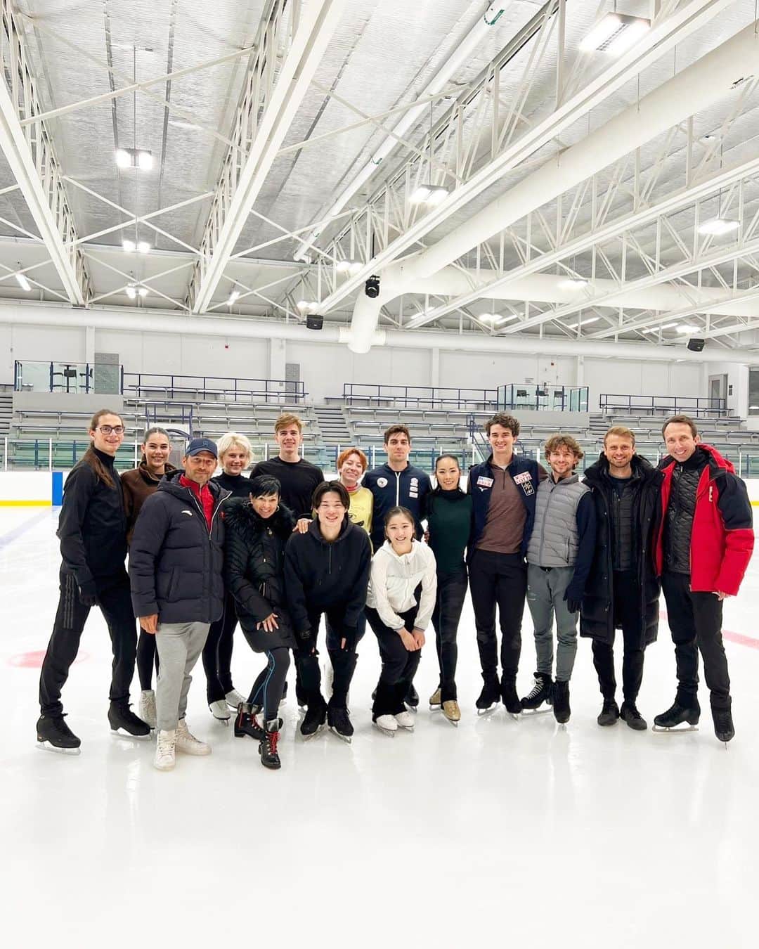 小松原美里のインスタグラム：「Family photo 📸💙  Just because I love them🤷‍♀️  #iceacademyofmontreal」