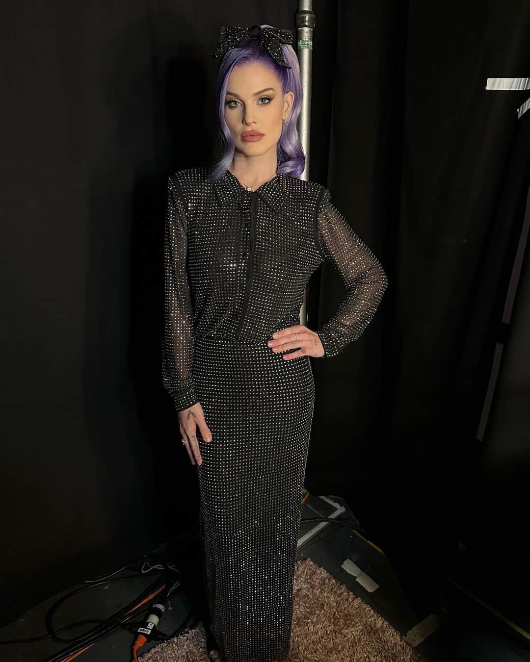 ケリー・オズボーンのインスタグラム：「Never leave a rhinestone unturned. — Dolly Parton 🪩✨ Yesterday was so much fun thank you so much to everyone @maskedsingerfox.  Hair by @laurarugetti  Make up by @kipzachary  Styled by @molly_levin」