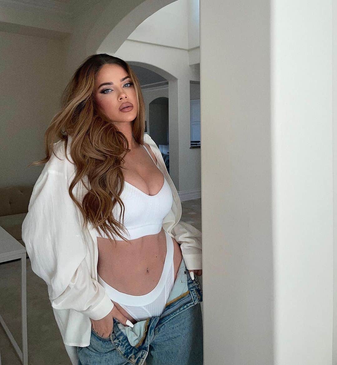 Olivia Piersonのインスタグラム：「Shop @loungeunderwear sale now! 🤍 #LoungeSale #GetTheGlow ad」