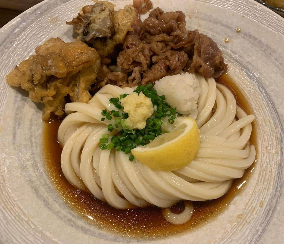 昴生さんのインスタグラム写真 - (昴生Instagram)「晩飯！！ #昨日は #家族で晩ご飯！ #嫁がずっといきたいと言っていた #釜たけうどん さん！ #大阪にあったころよく行ってた！ #肉ぶっかけ！ #甘いお肉と舞茸天！ #うまいー！ #うどんもコシがありまくりで #跳ね返ってくる！ #それがほんまうまいー！ #生姜とレモンでサッパリ食べれる！ #この後友達と食事会があるのに #まあうどん一杯くらいいいでしょ #と自分に甘い判断をして食らいました！ #食前うどんやん！」8月2日 3時02分 - mikikousei