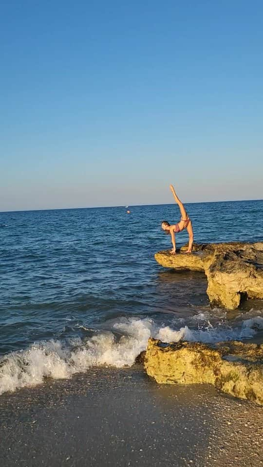 メリティナ・スタニウタのインスタグラム：「Guarda que mare 🐟  #Italy #Italia #sea #seaside #bikini #girl #vacation #Puglia」