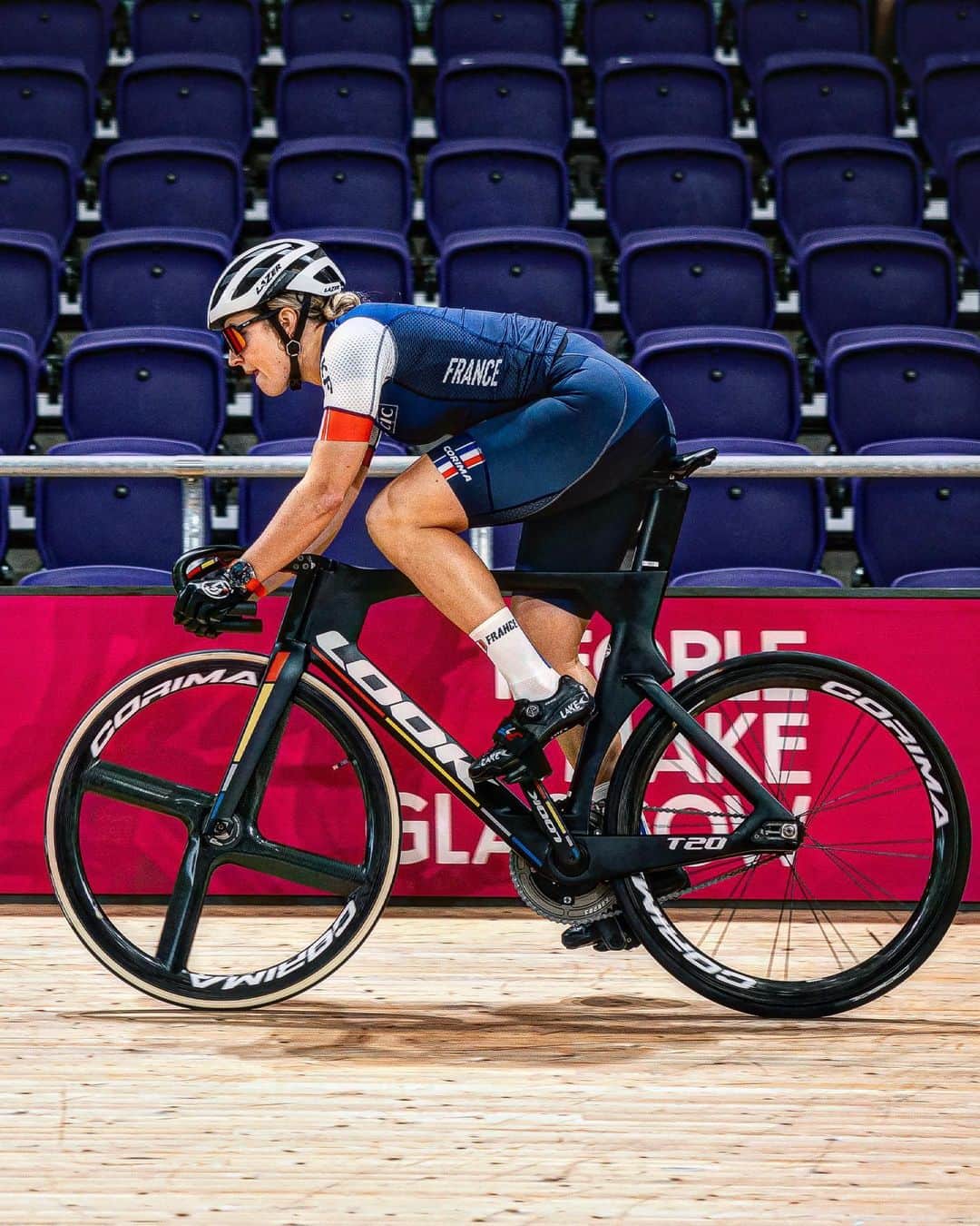 マチルド・グロさんのインスタグラム写真 - (マチルド・グロInstagram)「Track day here in Glasgow 🏴󠁧󠁢󠁳󠁣󠁴󠁿🫶🏻 Such a good feeling on this beautiful velodrome 🤩 New kit for the French Team 🇫🇷 • Thanks @swpix_cycling 📸 🙌🏻」8月2日 3時05分 - gros_mathilde