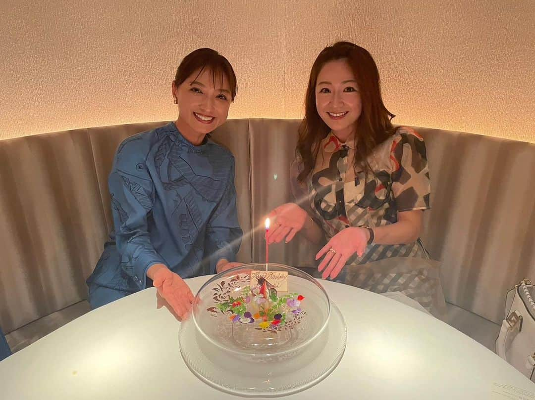 長野美郷さんのインスタグラム写真 - (長野美郷Instagram)「先日、、 もう季節変わっちゃいましたが🥹  もっちーさんと💓  いつお会いしても 大切な気付きや憧れを下さる大先輩✨ いただく言葉はいつも心に留めているし、 そういうのが蓄積されていく時、 人生って楽しいなって思います❤︎  背筋がぴしっと伸びて わくわくする感覚☺️ とても好きなんです ありがたい。  …とか言いつつ、 夏休みなんで、今はだらっとしてますが。笑  #望月理恵 さん #素敵な大先輩 #一緒の時間はいつも光の速さ です  #夏休み なので しばらく載せられてなかった写真たち 載せたいなと😊　 #ぼちぼちぐらむ #長野美郷」8月2日 3時29分 - misato_nagano_1127