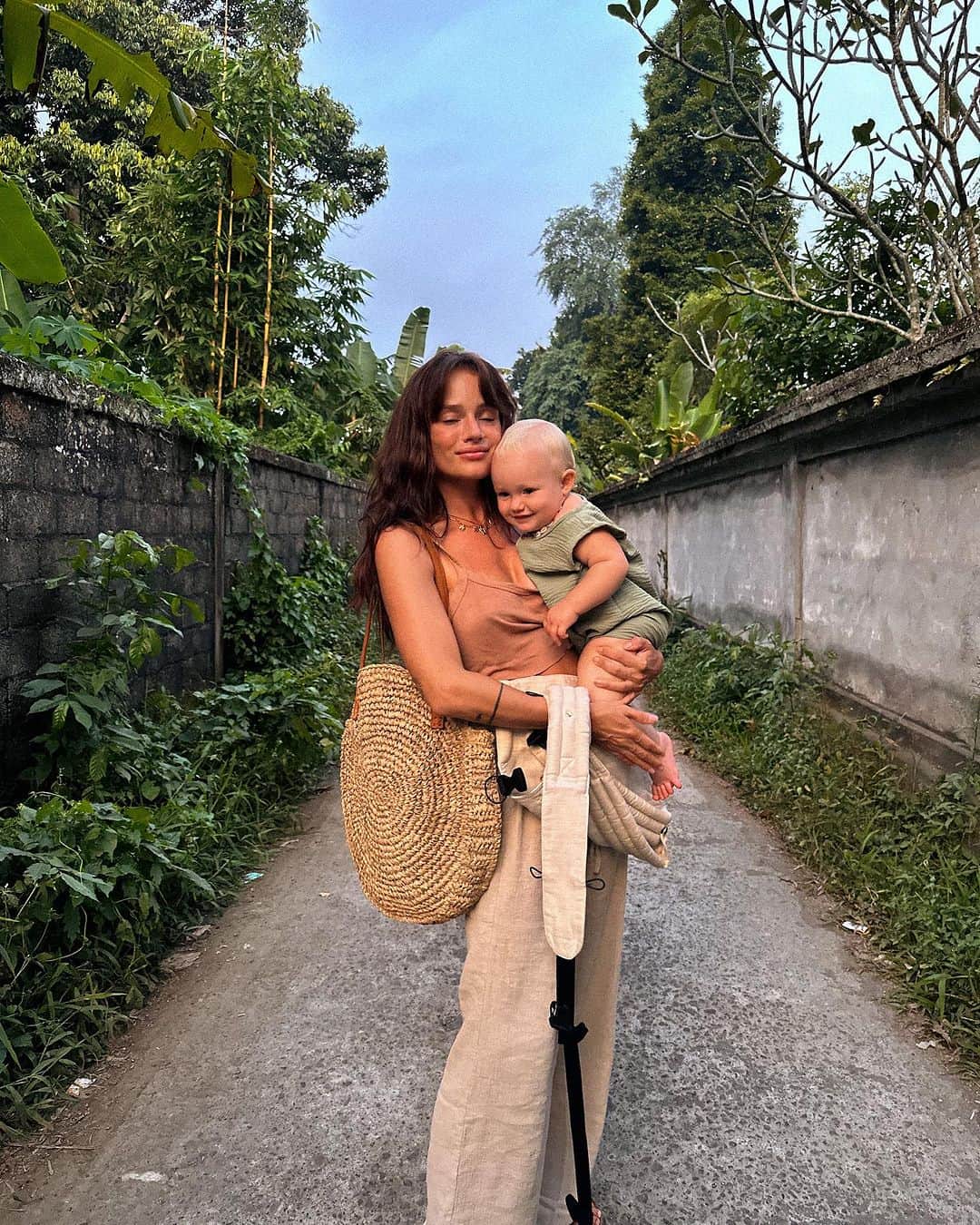 Jessicaのインスタグラム：「We walked to a food market this day in Ubud and ate something that resembled chicken giblets, it may not have even been chicken but at least we got some cute photos on the way there!  #bali #artipoppe #travel #islandlife #tropical #love #baby」