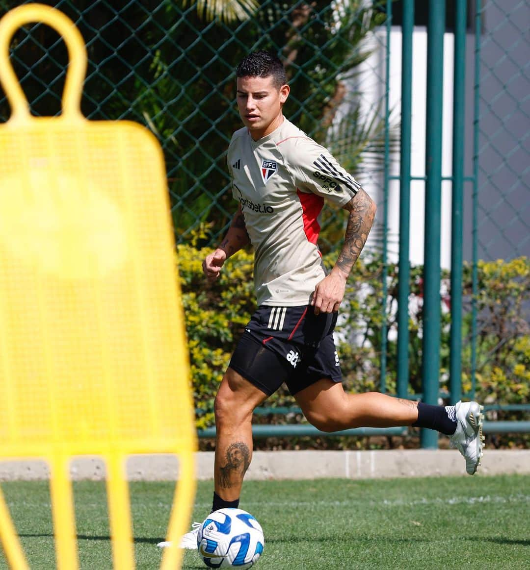 ハメス・ロドリゲスのインスタグラム：「⚽️🔴⚪️⚫️」