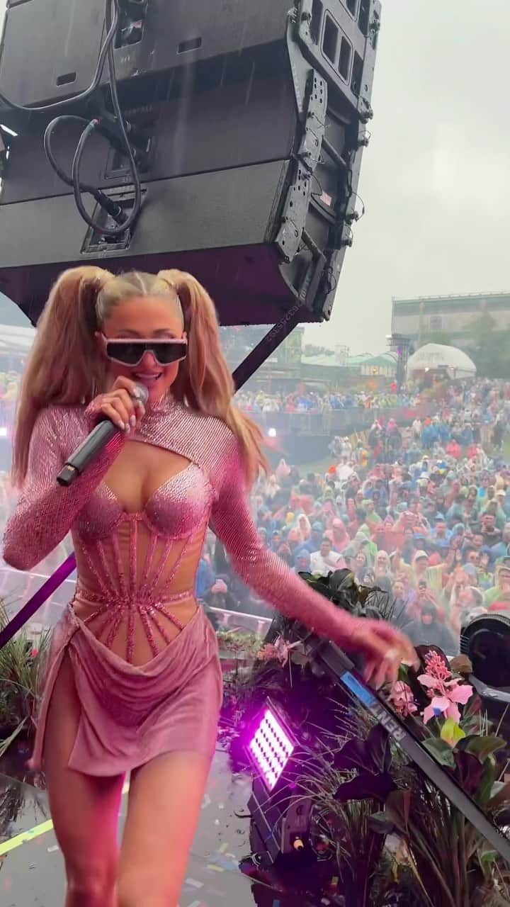 パリス・ヒルトンのインスタグラム：「UNFORGETTABLE set to close the weekend at @Tomorrowland🔥The rain didn’t stop all the little Hiltons from coming and absolutely killing it!🥳☔️🌈 Love you all so much!🥰💕 #SummerofSliving #Tomorrowland」