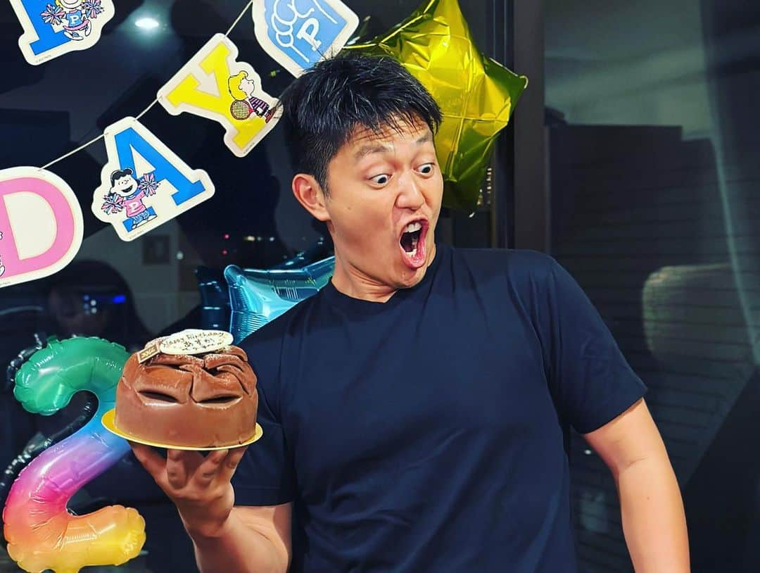 工藤阿須加さんのインスタグラム写真 - (工藤阿須加Instagram)「8月1日は32歳の誕生日でした🙇 お祝いは誕生日前日に😂 誕生日迎えるたびに親と兄弟、そしておばあちゃん、関わってくださる皆さんに感謝です。 ファンの皆様にも感謝です。 これからも役者も農業も両方チャレンジしていきます。 お祝いメッセージくださって方々ありがとうございます🙇  #誕生日#家族最高 #感謝#ありがとう」8月2日 9時11分 - asuka_kudo_ak