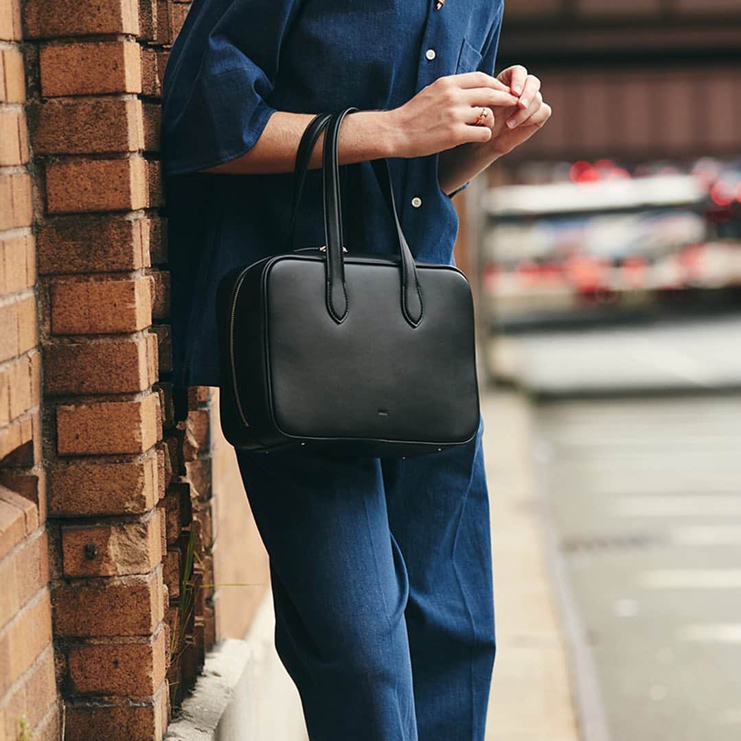 Vasic News In jpさんのインスタグラム写真 - (Vasic News In jpInstagram)「Amber Miniは、お仕事でも普段使いにも便利な安心感のある収納力が魅力のスクエアバッグです。  #vasic #ヴァジック #vasicbond  #bag #leather #handbag #leatherbag #ambermini #amberminimini #minibag #bostonbag #bagforsummer #gift #pf23 #newcollection #newitem #vasicjapan #vasicnews #バッグ #レザー #革  #ハンドバッグ #ミニバッグ #レザーバッグ #ヴァジックジャパン #ボストンバッグ #ワンハンドルバッグ #ミニマリスト」8月2日 9時13分 - vasic_japan