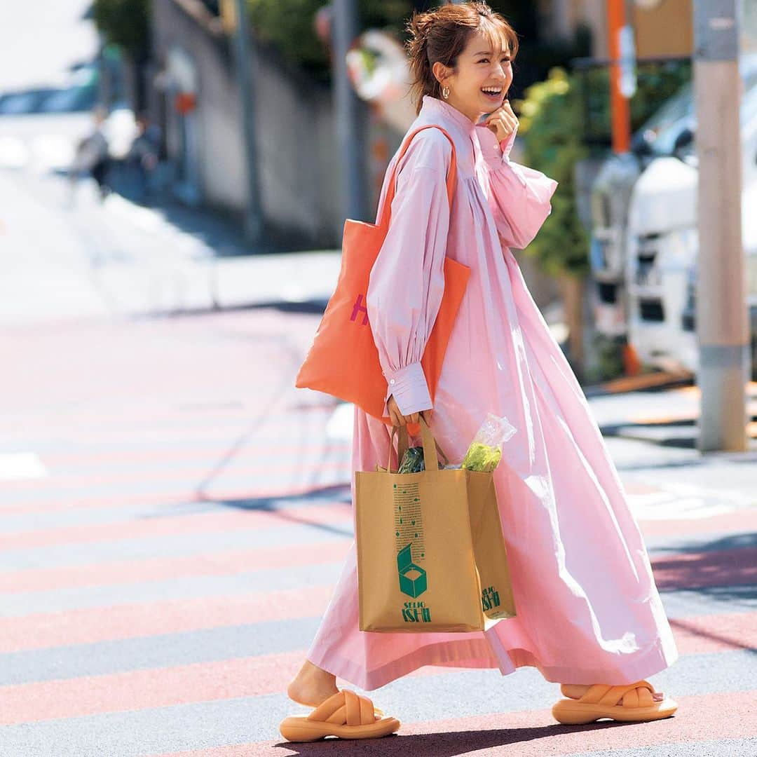 STORY公式さんのインスタグラム写真 - (STORY公式Instagram)「【長袖コーデが気になる！ と思ったらコメントに🧡ください！】 保存しておくと後から見返せます！  8月2日（水）  日焼けや体温調節、気になる体型カバーなど、  お悩みが多い夏のオシャレですが、 読者80人にアンケートで聞くと、 夏のファッションで困ることTOP3は  🥇　日焼けを絶対したくない!  🥈  肘を 肘をとにかく出したくない  🥉　オフィスが寒すぎる...  40代には、猛暑の夏でも 長袖ファッションが必須でした。 そんな悩みを解決できる、 風通しのいいドラマチックワンピがあれば ご近所だって高揚感を味わえます🧡  ワンピース #デパリエ #depareille バッグ、サンダル ともに#ジーユー #gu ピアス #ヌゥユゥ#noeudu   ※STORY8月号P48掲載の商品です。お問い合わせはお控えください。   撮影／谷田政史(CaNN) モデル／高垣麗子[身長:170cm] ヘア・メーク／森 ユキオ(ROI)  スタイリスト／竹村はま子  取材／石川 恵   #長袖 #長袖コーデ #長袖ワンピース #40代コーデ #40代ファッション #ママファッション #夏コーデ  #大人カジュアル #50代ファッション #50代コーデ#トレンドコーデ」8月2日 9時14分 - story_love40