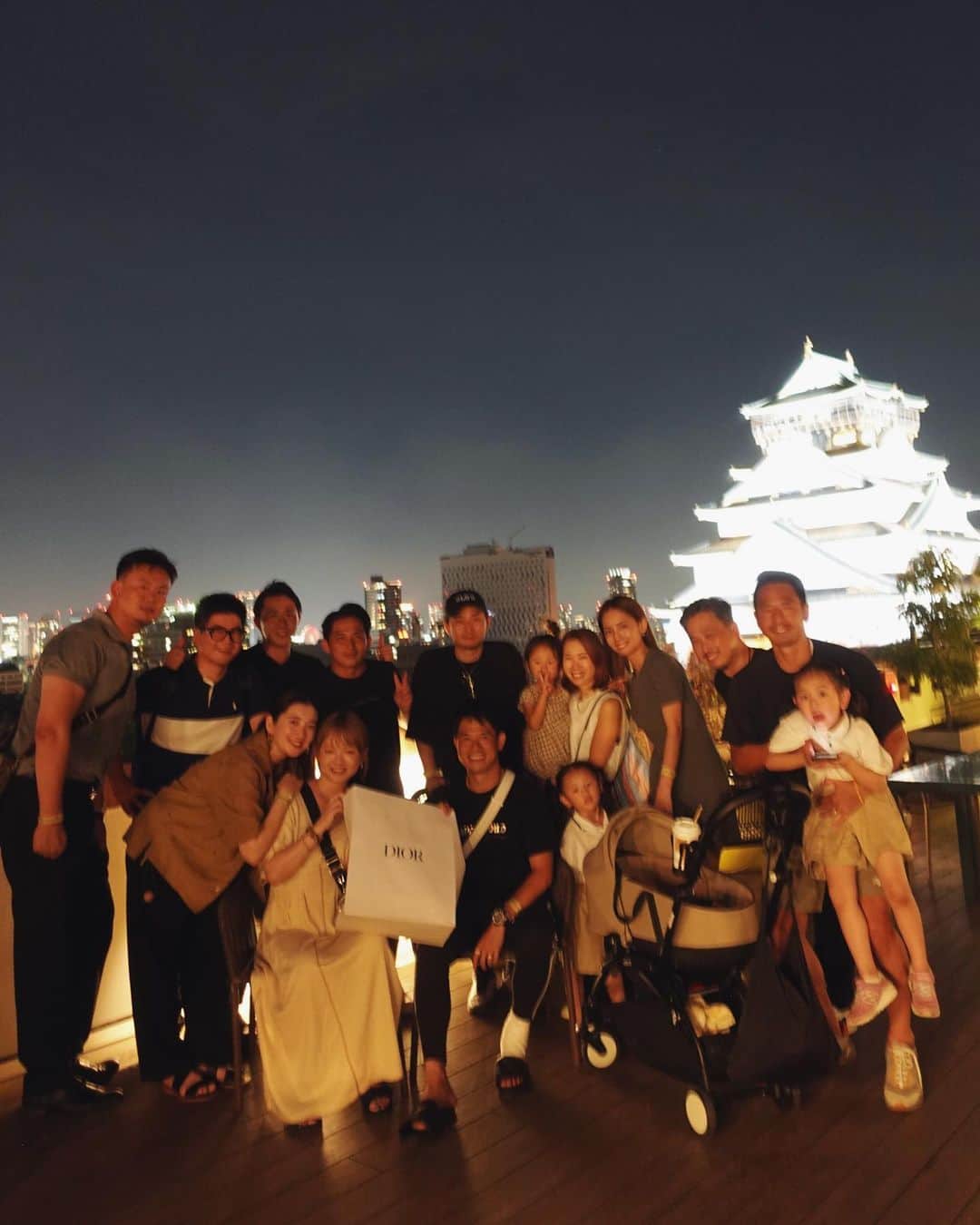 高園あずささんのインスタグラム写真 - (高園あずさInstagram)「大阪城を眺めながらBBQ🍖🤍 写真だとちょっと遠く見えるけど  実際かなり近くてすごい迫力👏🏼 大阪観光来た友達とか連れてったら 喜んでくれそうだな〜、とメモメモ✍🏼 外でみんなで食べるご飯って なんでこうあっという間で 格別に美味しいんだろね🤤  happy birthday !!🩵 @ranran24music @keiichiroyamaoka   #大阪 #大阪城 #夏のBBQ」8月2日 9時18分 - azusa_takazono