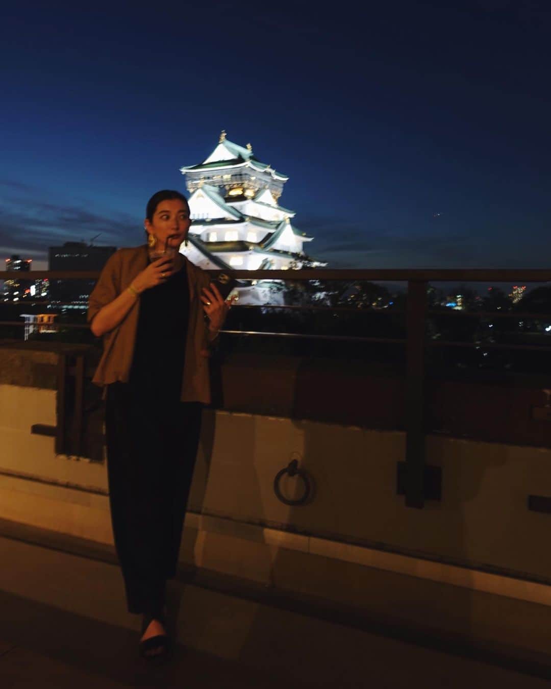 高園あずさのインスタグラム：「大阪城を眺めながらBBQ🍖🤍 写真だとちょっと遠く見えるけど  実際かなり近くてすごい迫力👏🏼 大阪観光来た友達とか連れてったら 喜んでくれそうだな〜、とメモメモ✍🏼 外でみんなで食べるご飯って なんでこうあっという間で 格別に美味しいんだろね🤤  happy birthday !!🩵 @ranran24music @keiichiroyamaoka   #大阪 #大阪城 #夏のBBQ」