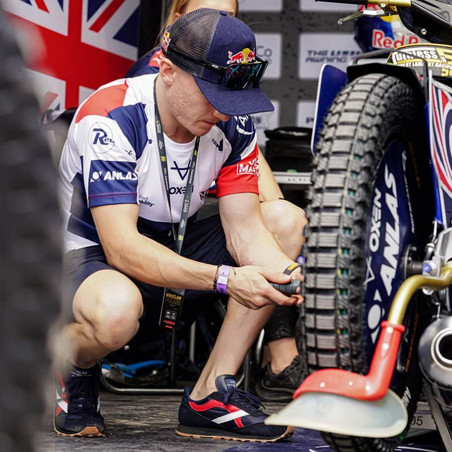 ウォルシュのインスタグラム：「GB Rider Robert Lambert at the Speedway World Cup in the @gbspeedwayteam x Walsh Trainers 👟   @speedwaygp」