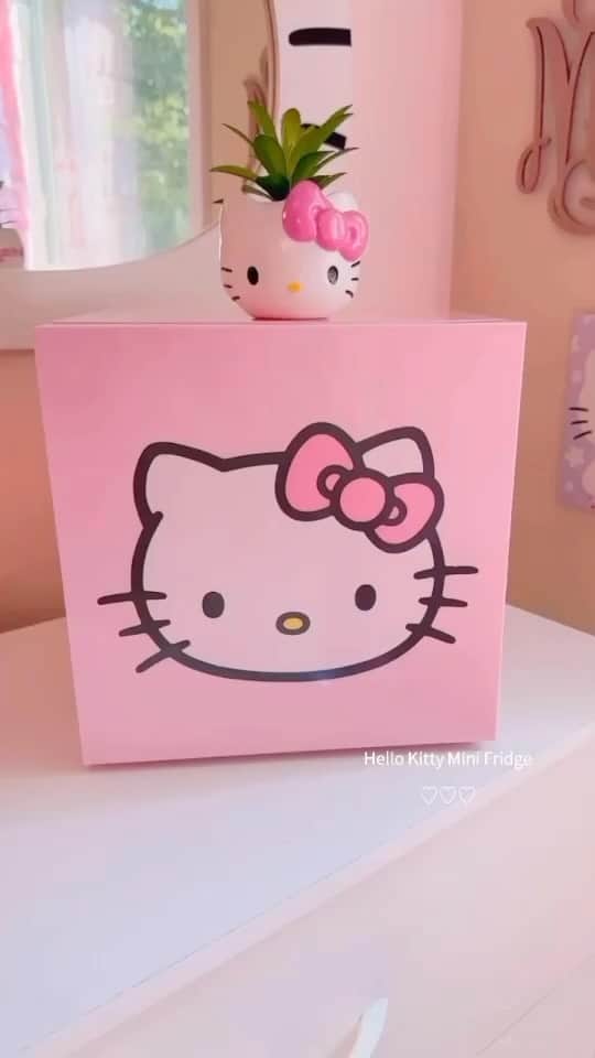 Wal-Mart Stores, Incのインスタグラム：「The cutest fridge for Hello Kitty fans everywhere! Grab yours at our link in bio. 🎥: @queenlilia #HelloKitty  #WalmartFind #MiniFridge #Skincare」