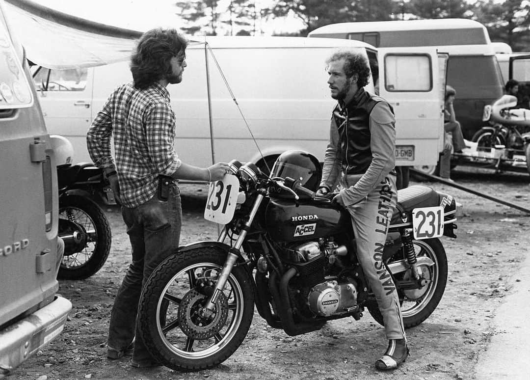 バンソンのインスタグラム：「Bringing back memories from 1977, Steve Aspland wearing his #vansonsuit on his cool #honda750 Back then our graphics were cut by hand. Cool then, cool now. #vansonleathers 🏍️」