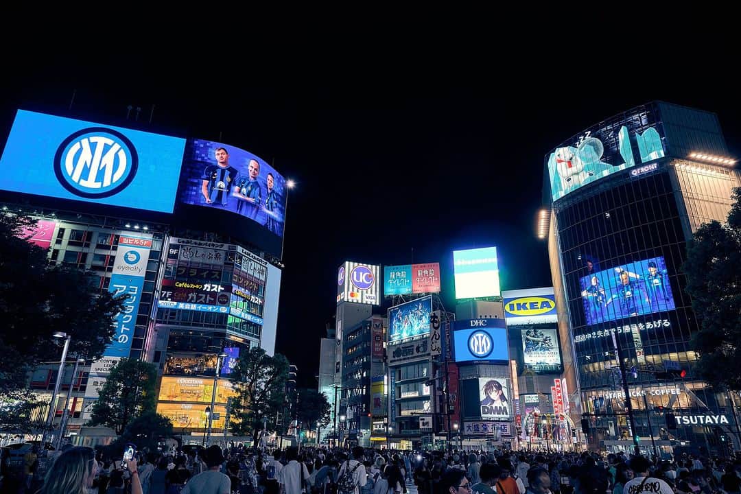インテルナツィオナーレ・ミラノさんのインスタグラム写真 - (インテルナツィオナーレ・ミラノInstagram)「Colouring Shibuya Crossing 🎨 ⚫🔵   #ForzaInter #InterJapanTour2023」8月2日 4時00分 - inter