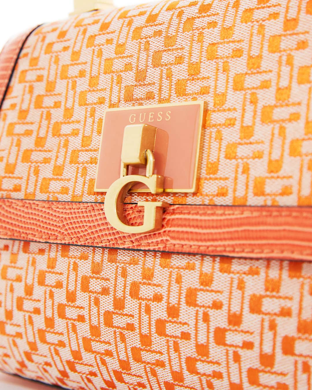 ゲスのインスタグラム：「Close-up on quality. This jacquard woven satchel bag features an elongated G logo pattern and structured bamboo handle with 5" drop. #GUESSHandbags」