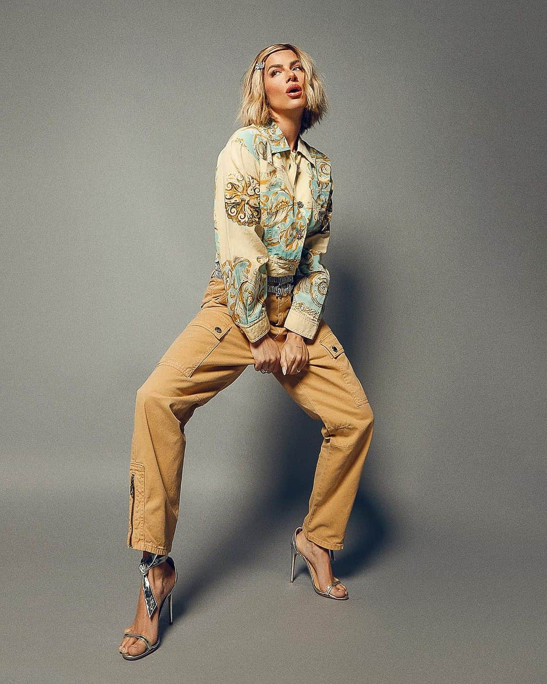 Giovanna Ewbankのインスタグラム：「Vem que vem✨#QUEMPODEPOD   Look @animalebrasil / acervo Styling @deborahewbank8888  Make @cleidearaujo  Foto @alexsantanaphotographer」
