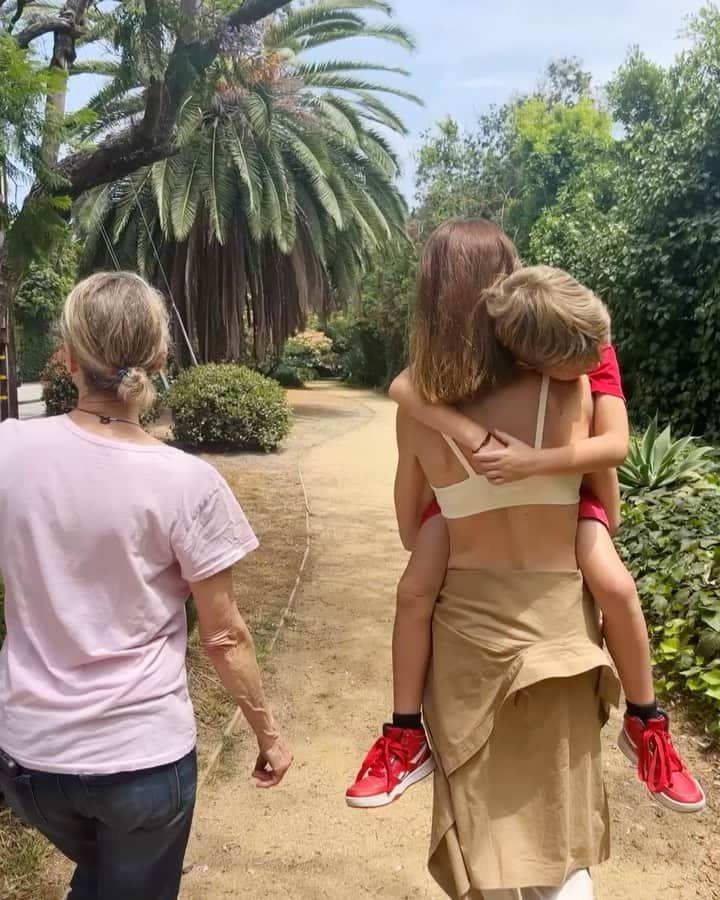 ホイットニー・ポートのインスタグラム：「Back home and can’t believe it’s already August!」