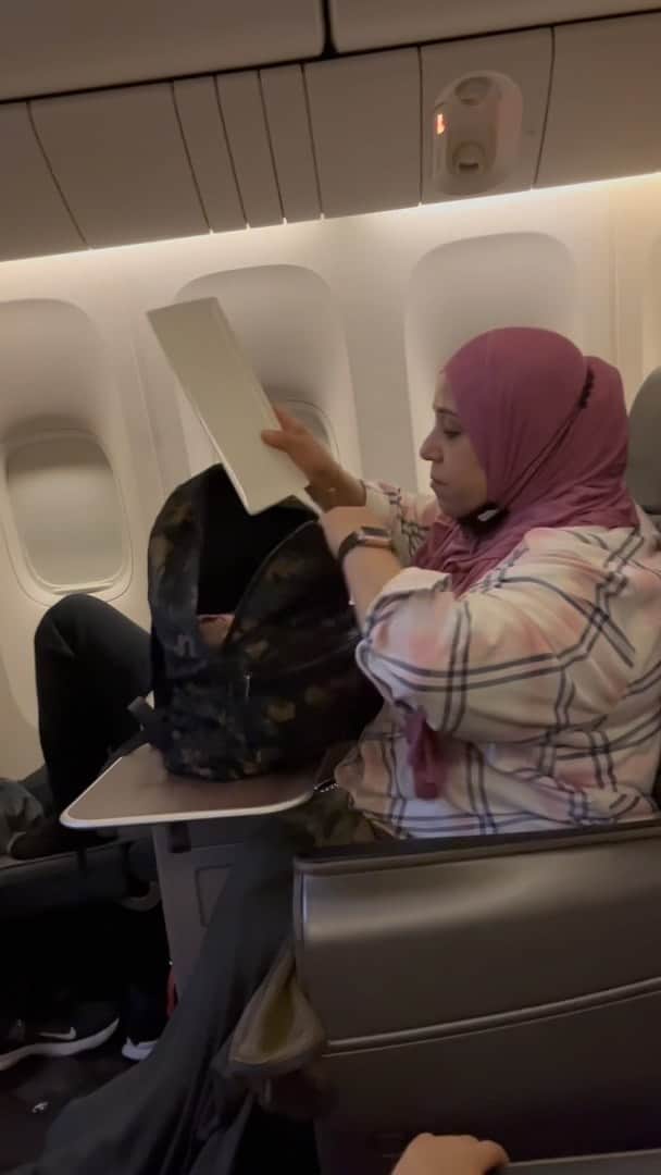 Anwar Jibawiのインスタグラム：「Every time my mom flies first class 🤦🏻‍♂️😂」