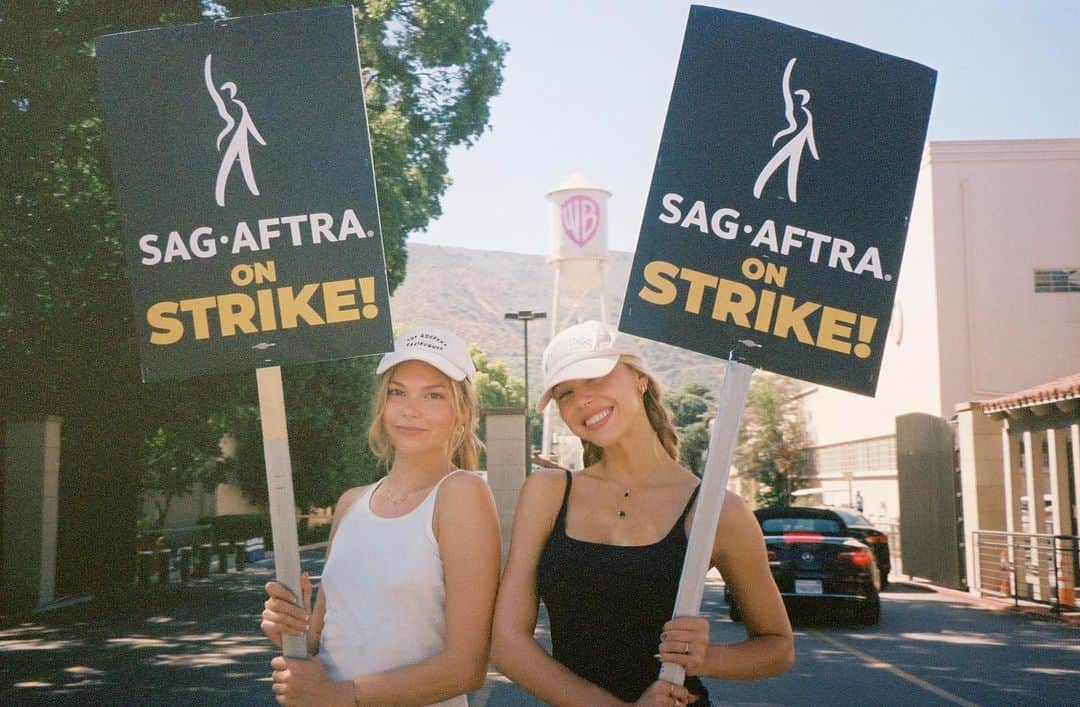 アレクシス・レンさんのインスタグラム写真 - (アレクシス・レンInstagram)「I am so proud to stand with @sagaftra and be apart of this union of artists who hold the entertainment industry on their shoulders. SAG has over 160,000 union members and to qualify for health insurance you have to make more than $26k a year. 86% of SAG members don’t qualify for insurance. Enough is enough, and change must be made. Actors aren’t just the recognizable faces you know- They’re day players, recurring characters, guest stars, background actors, stunt performers, and commercial actors. And now with AI on the horizon- regulations have to be made now to protect our people. Let the artists make the art.  If you want to help others as the strike continues- you can donate to @sagaftrafound to support families as they navigate jobless months as we continue to stand up for what’s right-What’s fair. That’s what’s crazy about all of this!! We just want what’s FAIR. We are not asking for the whole pie, just a small slice of it. #unionstrong」8月2日 4時26分 - alexisren