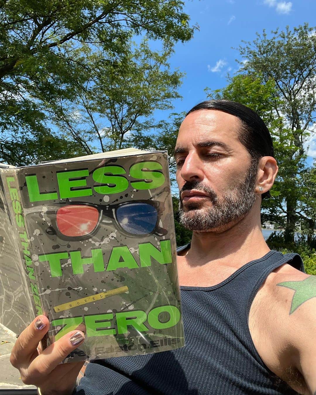 マーク・ジェイコブスのインスタグラム：「the reading hour  a classic (my generation)  @breteastonellis   #disappearhere #wonderifhesforsale #julian #clay #blair #readingiswhat #gratefulnothateful」