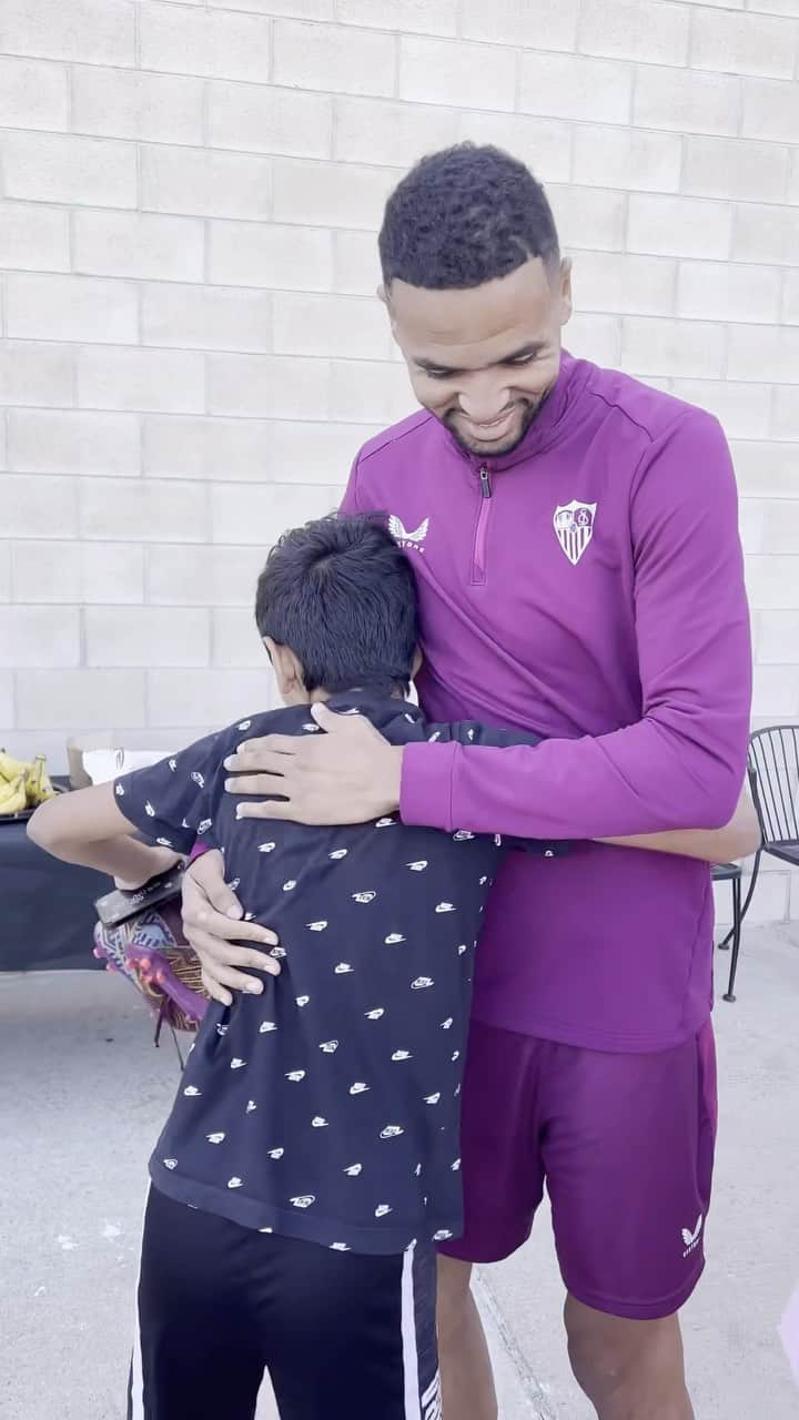 セビージャFCのインスタグラム：「No se pueden creer lo que les acaba de pasar 😍🇲🇦  💫 Por estas cosas el fútbol es maravilloso…  #WeareSevilla #NuncaTeRindas #reels」
