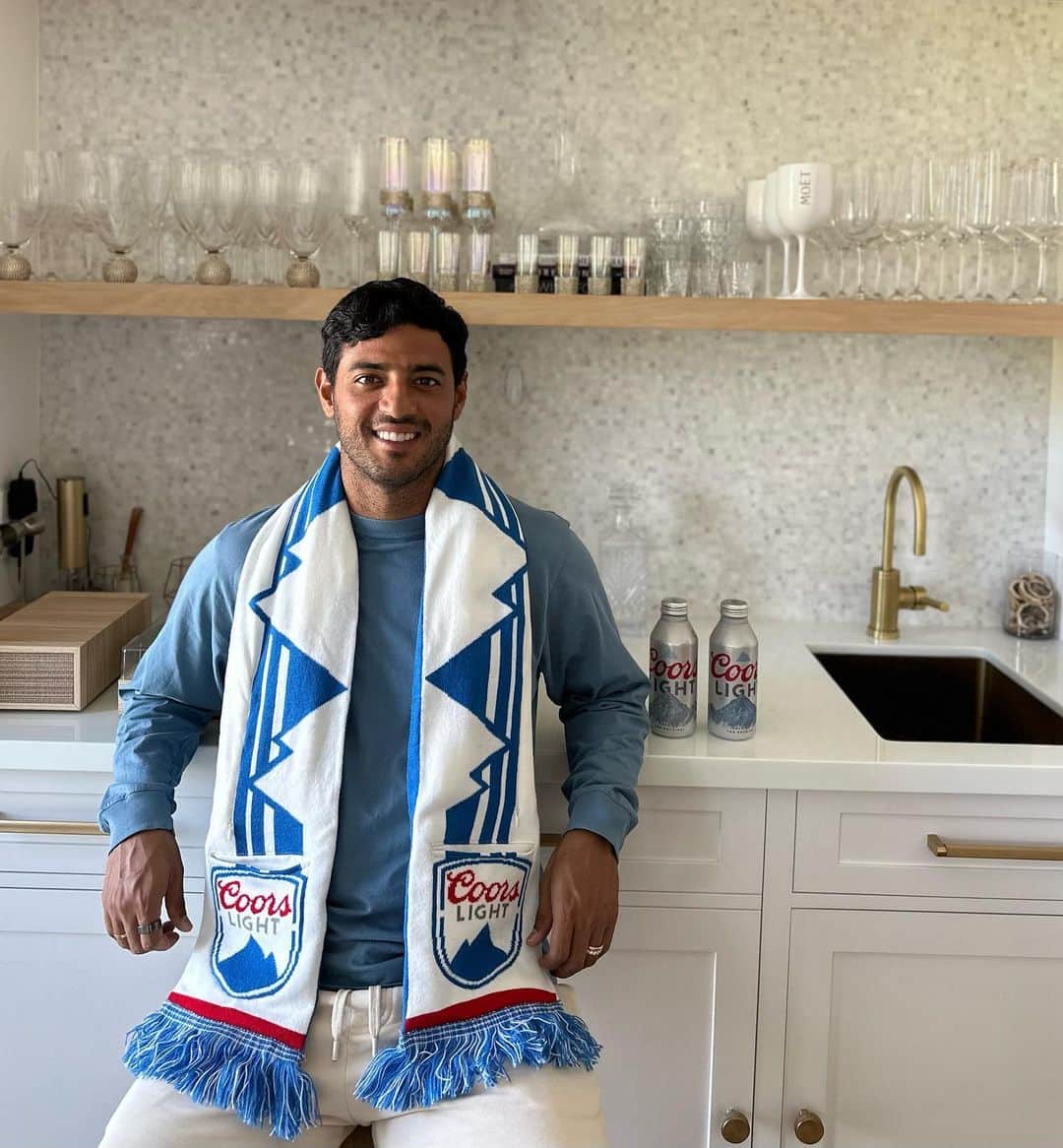 のインスタグラム：「Don't let the heat of the game get the best of you during Leagues Cup. Keep your cool with the Chill Fanxiety Scarf and an ice-cold @coorslight . Enjoy my game tomorrow with the scarf’s cooling technology and a built in neck massager. Dale! #ad #21+   No dejes que el calor del juego saque lo mejor de ti durante Leagues Cup. Mantente fresco con la Chill Fanxiety Scarf y un @coorslight bien fría. Disfruta de mi partido mañana con la tecnología de enfriamiento de la bufanda y un masajeador de cuello incorporado. ¡Dale! #ad #21+」