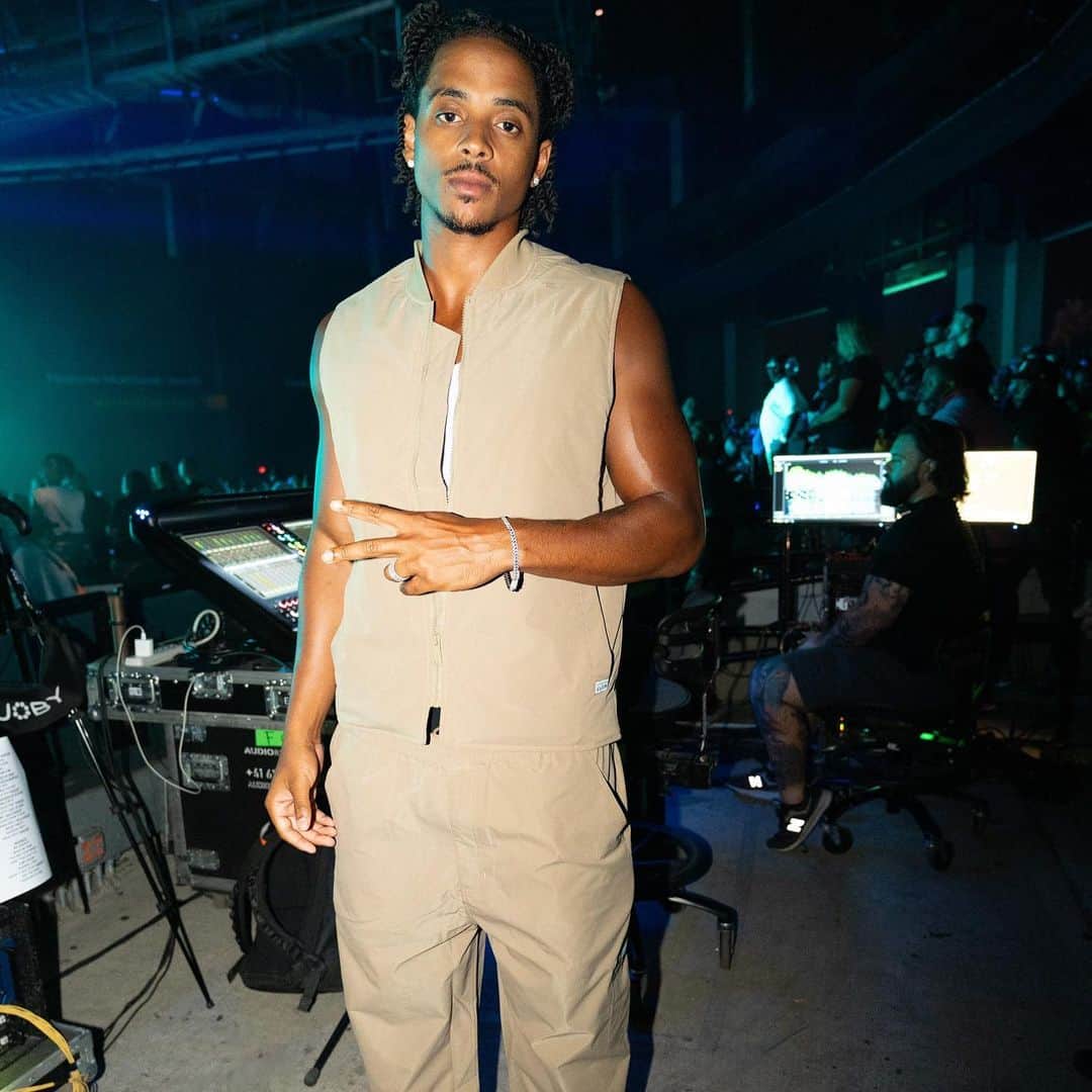 コーデル・ブローダスさんのインスタグラム写真 - (コーデル・ブローダスInstagram)「The smarter you get the less you speak ✅🦅」8月2日 5時09分 - cbroadus
