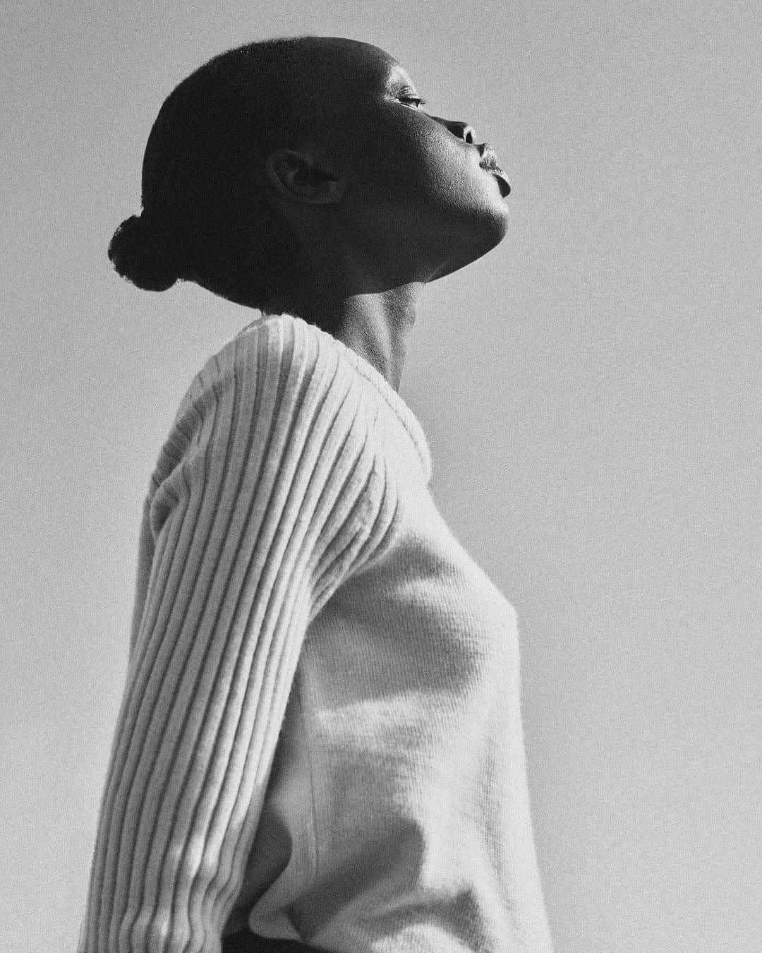 JanessaLeoneのインスタグラム：「ESME___ An everyday crewneck meticulously crafted from 100% shaniko carbon-negative merino wool and featuring wide-ribbed raglan sleeves.⁠ ⁠ Photography adelinewohlwend Creative direction @the_dig  Styling @zoecjones⁠ HMU @thenicholeservin」