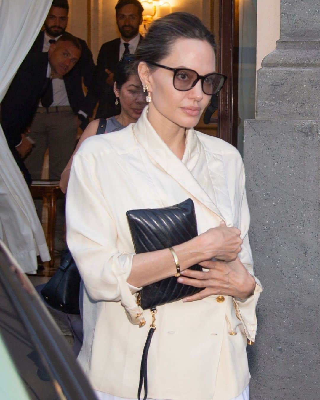 Vogueさんのインスタグラム写真 - (VogueInstagram)「#AngelinaJolie was mastering the art of “quiet luxury” long before it became a trend. Case in point? The vintage Chanel jacket from her own archives that she’s been spotted wearing twice in recent months.  Tap the link in our bio for all the details on the star's go-to investment piece.」8月2日 5時30分 - voguemagazine