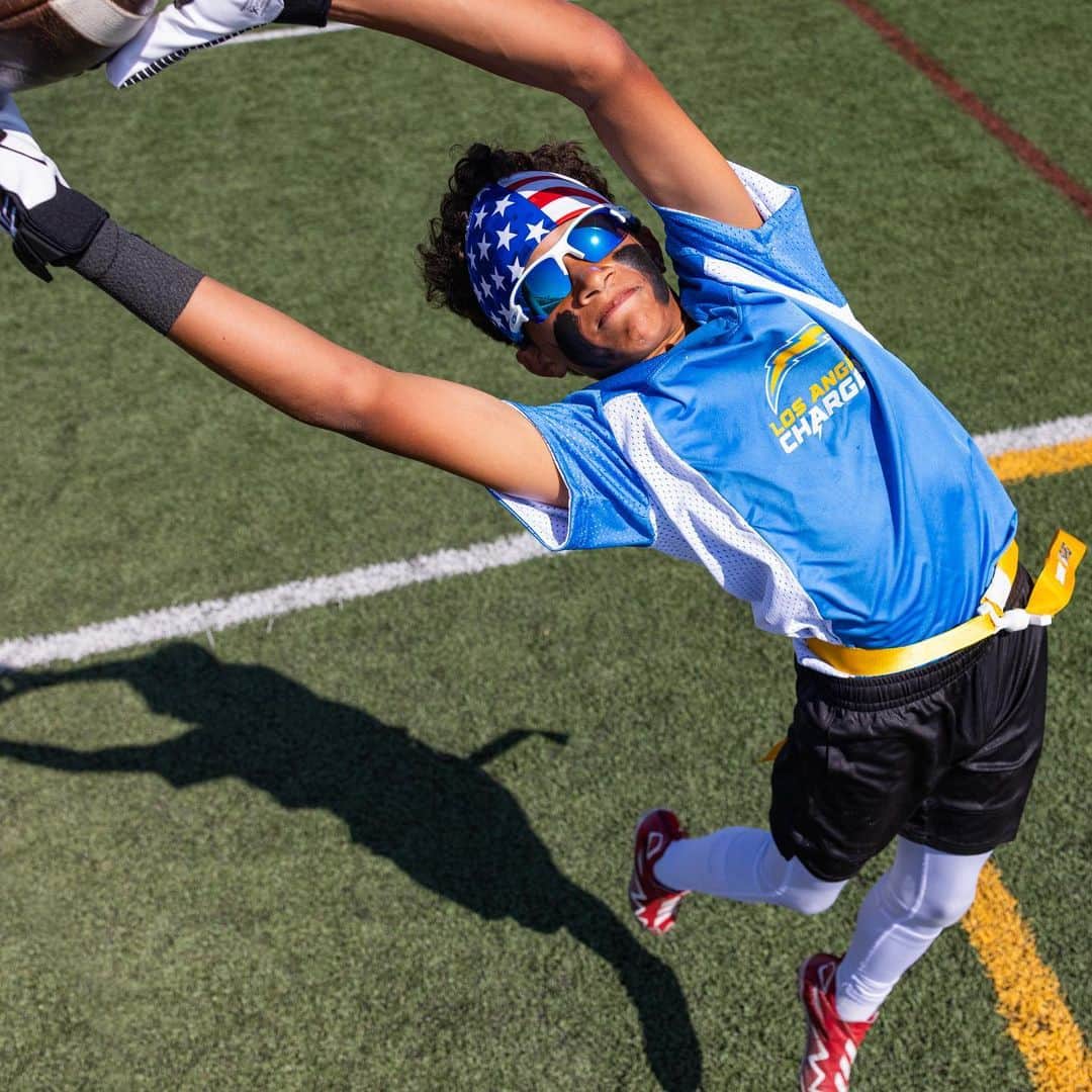 OAKLEYのインスタグラム：「🚨🚨🚨 @Oakley x @nflflag 🚨🚨🚨  Announcing the newest partnership between two global sport brands, building upon the shared mission of inspiring and enabling athletes around the world to see the game differently, play the game differently and #MoveTheGameForward, both on and off the field.」