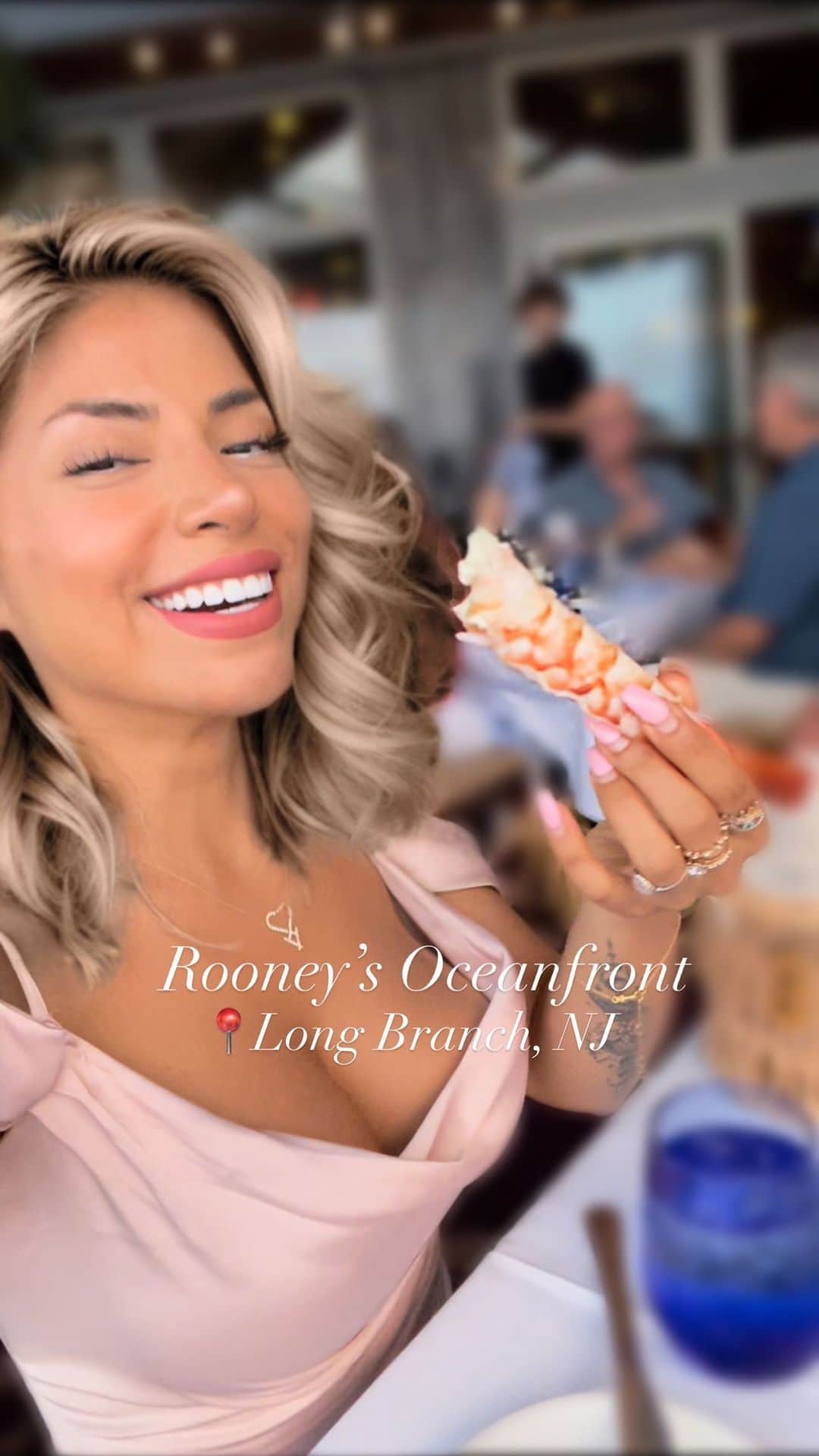 ジェセニア・バイスのインスタグラム：「My first time eating at @rooneysoceanfront & I fell in love! Look at that view! Lobster! Jumbo Shrimp! Oysters! AND MORE!! OH MY!! 😍  Next time your at the Jersey Shore make sure to visit Rooney’s Oceanfront 📍Located in Long Branch, NJ I can’t wait to go back!    #njfoodie #njfoodblogger #njeats #njrestaurants #jerseyshore #jerseyshoreeats #waterfrontdining #seafoodlover #foodstagram #rawbar #seafood」