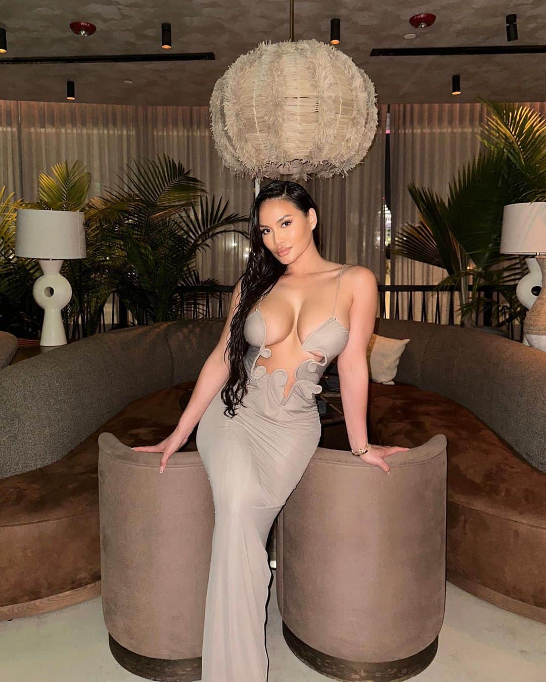 ダフネ・ジョイのインスタグラム：「A little commotion for the dress」