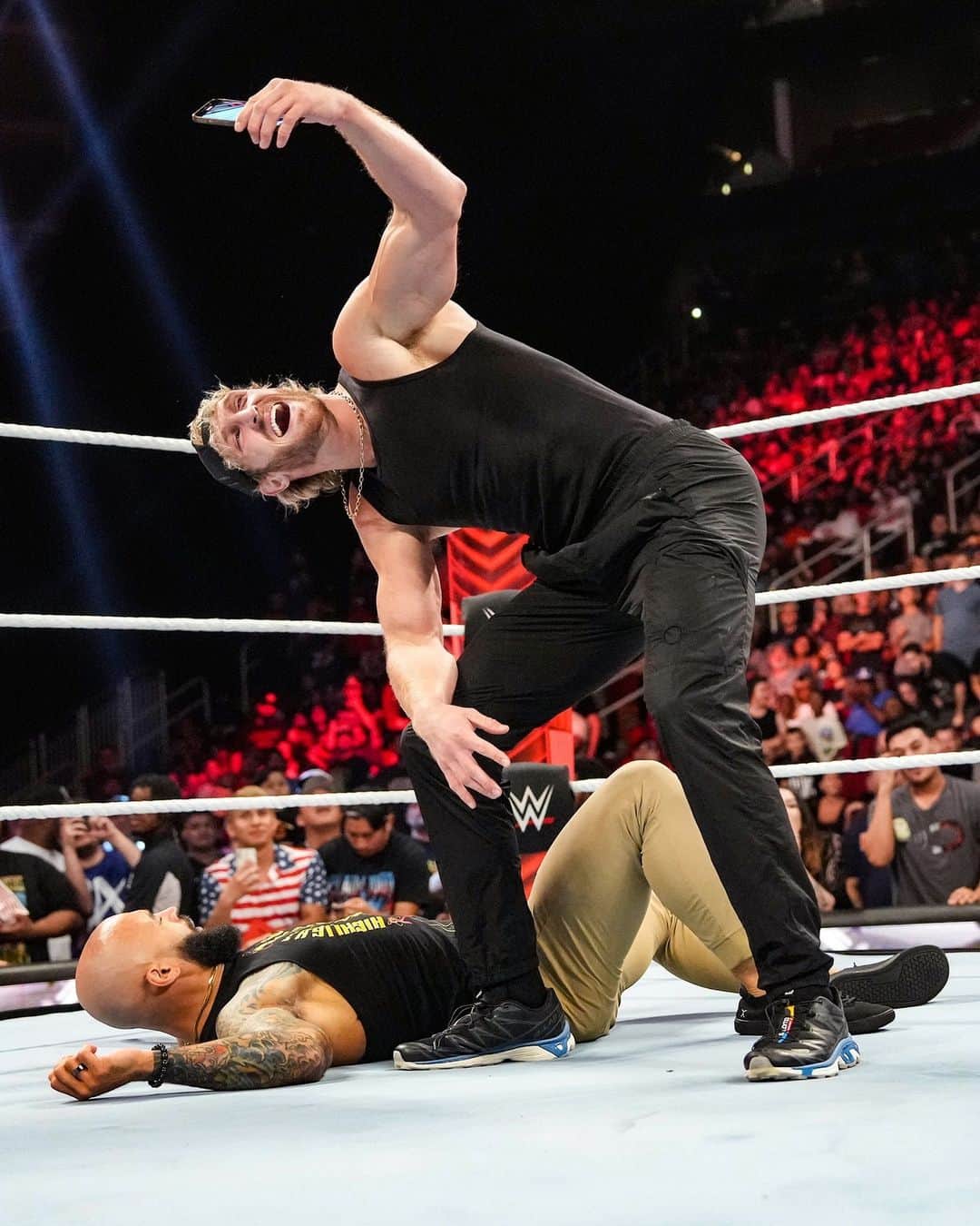 WWEのインスタグラム：「The final #WWERaw before #SummerSlam was 🔥 🔥 🔥」