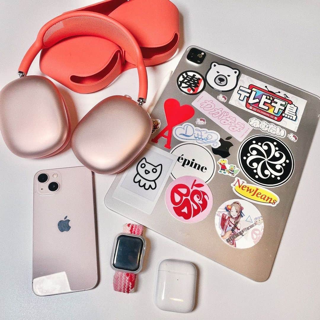 AKARIのインスタグラム：「気づいたらapple製品に囲まれてた❤️‍🔥 お仕事で大変お世話になっております🙇‍♀️ でもここだけの話、Apple Watchがずっとフリーズしてて何日も使えてない... 修理しに行かなきゃ🫠  あ、おはよ〜！！！！！」