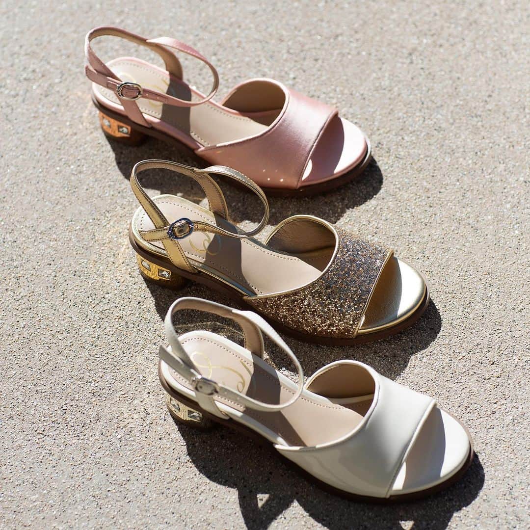 サムエデルマンのインスタグラム：「No more playing dress-up in Mom’s closet – explore heels made for your little ones.  Tap to shop  #samedelman #samedelmankids #ss23 #kidsheels」