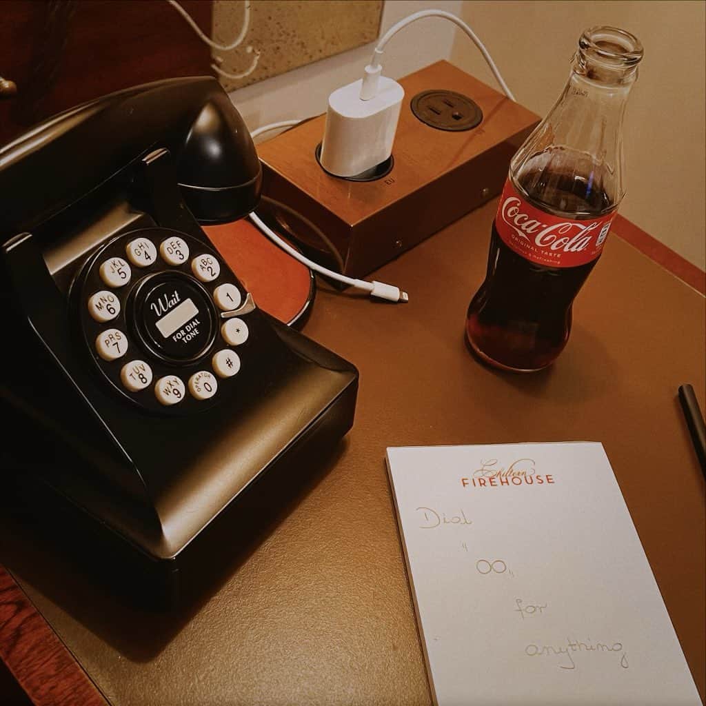 ジジ・ハディッドのインスタグラム：「Some recent work days away from home called for quiet comforts cc @cocacola 🧳 🔑❣️ ..lil reminder of the magic in connection and reflection x #RecipeforMagic #CokePartner」
