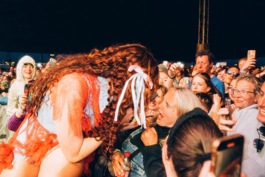 ケイト・ナッシュのインスタグラム：「Thank you @ynotfestival I wrote about this gig on my patreon. I put a snippet on here but it’s too long for insta. THANK YOU SO MUCH IT WAS SUCH A SPECIAL SHOW I’ve been thinking about it a lot 😭✨💖 magical photos by @dorapaphides styled by @iammattking hair & make up @evanhuang.33」