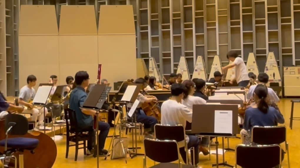 飯森範親のインスタグラム：「日本センチュリー交響楽団によるハイドンの交響曲104曲を演奏、CDにするプロジェクト、 ハイドンマラソンは今週8月4日ザ・シンフォニーホール19時開演です‼️ 映像はリハーサル初日から交響曲第29番第4楽書エンディング‼️1765年ハイドンが33歳の時に書かれた作品…同じ年に28番、30番、31番の4作が書かれ、ホ長調は104曲中交響曲第12番と共に2曲だけです。 どの様な心境で＃が4つの調性にしたのか…聞いてみたいですね。 #日本センチュリー交響楽団  #ハイドンマラソン  #ザ・シンフォニーホール #ハイドン」