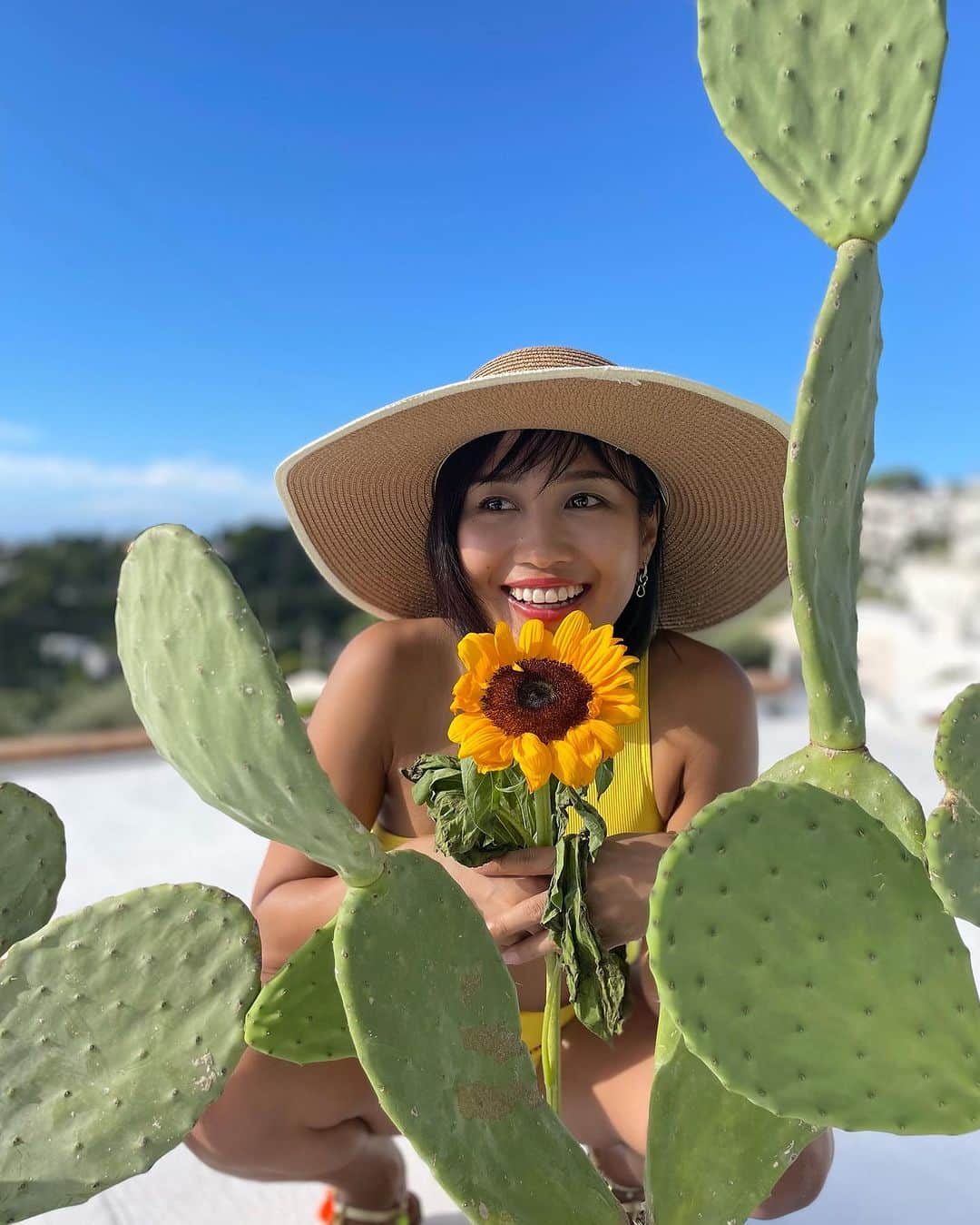 秋吉織栄（宮内かれん）のインスタグラム：「8月だ🌻🌻🌻  今月はやる気スイッチが 入ってます✨✨  暑いけど、しっかり対策して 夏を楽しみ切りましょう❣️  #8月 #august #summer  #夏　#ひまわり #🌻  #swimwear #sunflower  #👙   #selfie #photooftheday #japan #beautifulflower  #trip #travel #trending」