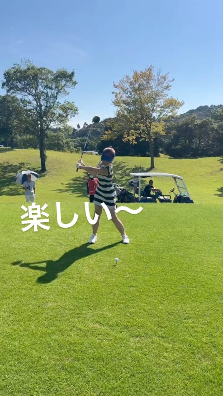 山田さくらのインスタグラム：「私をゴルフに連れてって〜😆 ☝️何かのセリフの真似  真夏のラウンド久々過ぎ！太陽とお友達になればうまく乗り越えられるw 真夏のラウンド好きですが？  @sakura.yamada0414   #ゴルフ #ゴルフ女子 #ゴルフ練習 #ゴルフレッスン #ゴルフスイング動画 #スイング #動画 #ゴルフ仲間募集 #仲間募集中」
