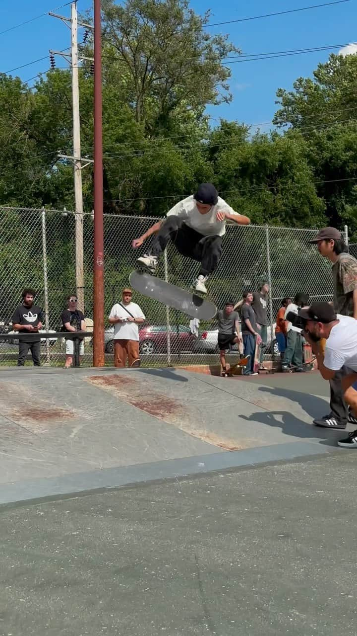 ジェニファー・ソトのインスタグラム：「A couple clips from the demo with @adidasskateboarding ❤️❤️ go ahead and hum your favorite song cause I didn’t know what song to use 😂」