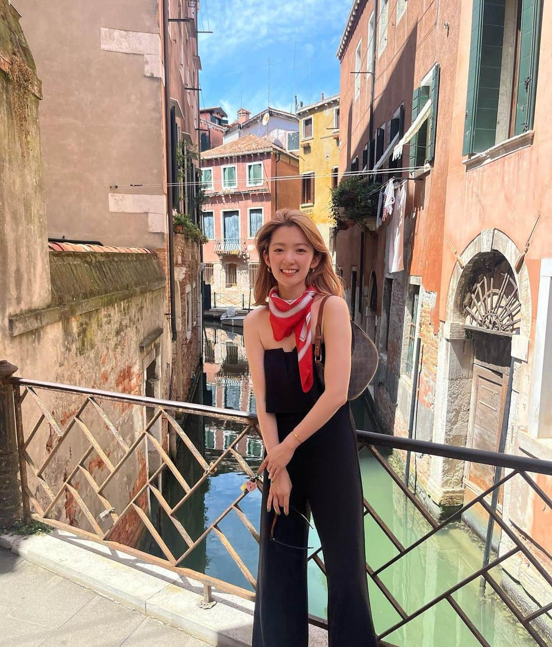 神谷由香さんのインスタグラム写真 - (神谷由香Instagram)「Venice🇮🇹 "dream of venice"  水の都🚣‍♀️憧れのベネツィアへ 写真沢山撮ったので旅写真ゆるりと投稿していきます📸  動画を見返すと自分で何言ってるか考えないと わかんない時ある🤣  「すごいツーリスティー」って言ってます🤣 ツーリスティーってなにだよね🤣  #Venice #ベニス　#ベネツィア　#italy #イタリア　#水の都」8月2日 6時35分 - kamiya_yuka_