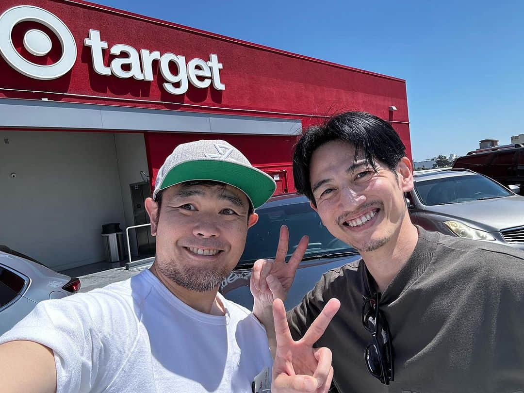 品川祐さんのインスタグラム写真 - (品川祐Instagram)「まさかのノックとLAで再会。 ランチして、お茶して、買物に付き合ってもらった。 いろいろと挑戦してんだね。凄いね。 #野久保直樹  #ヘキサゴン #target #自撮りで目線がレンズにいっていない問題 #あごひげ白髪問題」8月2日 6時36分 - shinashina0426