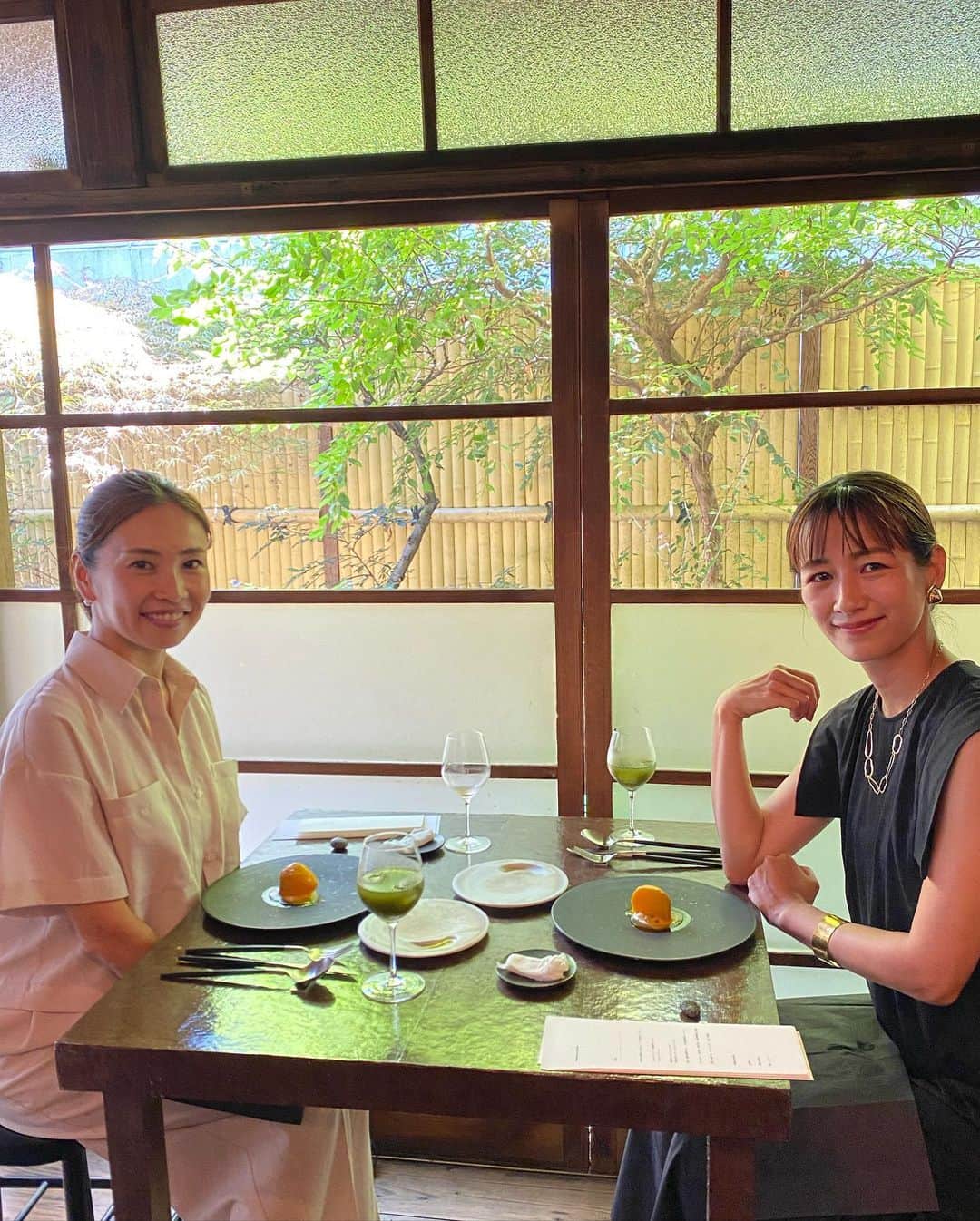 前田有紀さんのインスタグラム写真 - (前田有紀Instagram)「先日、吉村民さん　@yoshimuratami と鎌倉の小町通りの路地裏にあるレストランenso @enso_osaji にいってきました。 ensoでは、季節ごとの旬の食材と香りを引き出した”⾝体と⾵⼟に調和する料理”が楽しめます。 夏のメニューは発酵食材もさらに多く取り入れられていて、丁寧に仕上げてられたお料理が見た目にも鮮やかでした。  -----------  Seasonal course "楽夏"  ・神奈川県産発酵とうもろこし　バスク唐辛子　ライム ・ゴールデンビーツ　発酵湘南ゴールド　パッションフルーツ ・鎌倉産じゃがいも　インゲン　神奈川県産ズッキーニのジェノベーゼ ・旬魚　鎌倉産発酵トマト　1年熟成鰯魚醤　ルッコラ ・コシヒカリ　小芝穴子　焼き茄子　乳酸発酵胡瓜　山椒 ・西瓜　発酵牛乳　フルーツトマト　胡瓜　青柚子  -----------  同世代の子育てママで、キャスターとしてもご活躍の民さん。歴史と骨董が大好きでそのお話をされている時のキラキラされていました。好きなことを仕事にすることの面白さ、大変さを共感しながら、視野の広がった時間でした。 民さん、ありがとうございました！  ensoの秋メニューもいまから楽しみ〜🍁 この日は　@newans.official のコンビネーションペプラムワンピースのブラックでした。  【お店の詳細】  enso（エンソウ）  〒248-0006 神奈川県鎌倉市小町2丁目 8-29 Tel : 0467-39-6141  [ 平日 ] Lunch 11:00 - 15:00 (L.O 13:30) Cafe 15:30 - 18:00 (L.O 17:00)  [ 土日祝 ] Lunch 11:00 - 18:00 (L.O 16:30)  ※時間制・予約制」8月2日 6時39分 - yukimaeda0117