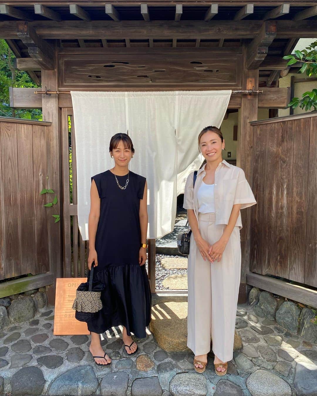 前田有紀のインスタグラム：「先日、吉村民さん　@yoshimuratami と鎌倉の小町通りの路地裏にあるレストランenso @enso_osaji にいってきました。 ensoでは、季節ごとの旬の食材と香りを引き出した”⾝体と⾵⼟に調和する料理”が楽しめます。 夏のメニューは発酵食材もさらに多く取り入れられていて、丁寧に仕上げてられたお料理が見た目にも鮮やかでした。  -----------  Seasonal course "楽夏"  ・神奈川県産発酵とうもろこし　バスク唐辛子　ライム ・ゴールデンビーツ　発酵湘南ゴールド　パッションフルーツ ・鎌倉産じゃがいも　インゲン　神奈川県産ズッキーニのジェノベーゼ ・旬魚　鎌倉産発酵トマト　1年熟成鰯魚醤　ルッコラ ・コシヒカリ　小芝穴子　焼き茄子　乳酸発酵胡瓜　山椒 ・西瓜　発酵牛乳　フルーツトマト　胡瓜　青柚子  -----------  同世代の子育てママで、キャスターとしてもご活躍の民さん。歴史と骨董が大好きでそのお話をされている時のキラキラされていました。好きなことを仕事にすることの面白さ、大変さを共感しながら、視野の広がった時間でした。 民さん、ありがとうございました！  ensoの秋メニューもいまから楽しみ〜🍁 この日は　@newans.official のコンビネーションペプラムワンピースのブラックでした。  【お店の詳細】  enso（エンソウ）  〒248-0006 神奈川県鎌倉市小町2丁目 8-29 Tel : 0467-39-6141  [ 平日 ] Lunch 11:00 - 15:00 (L.O 13:30) Cafe 15:30 - 18:00 (L.O 17:00)  [ 土日祝 ] Lunch 11:00 - 18:00 (L.O 16:30)  ※時間制・予約制」