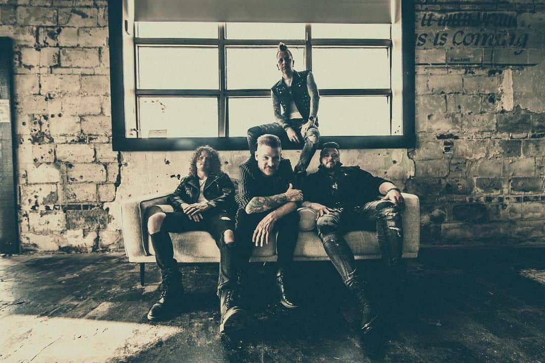 ヒンダーのインスタグラム：「Tour kicks off tonight in New Orleans with our friends @goodbyejune 🤘  🎟️ tickets for all of our August dates are going fast at hindermusic.com / link in our bio!   Don’t miss out on the chance to see Mike’s Mohawk ™️ in real life. Seeya there! 🫡  #hinder #postgrunge #tourlife #rocknroll #goodbyejune」