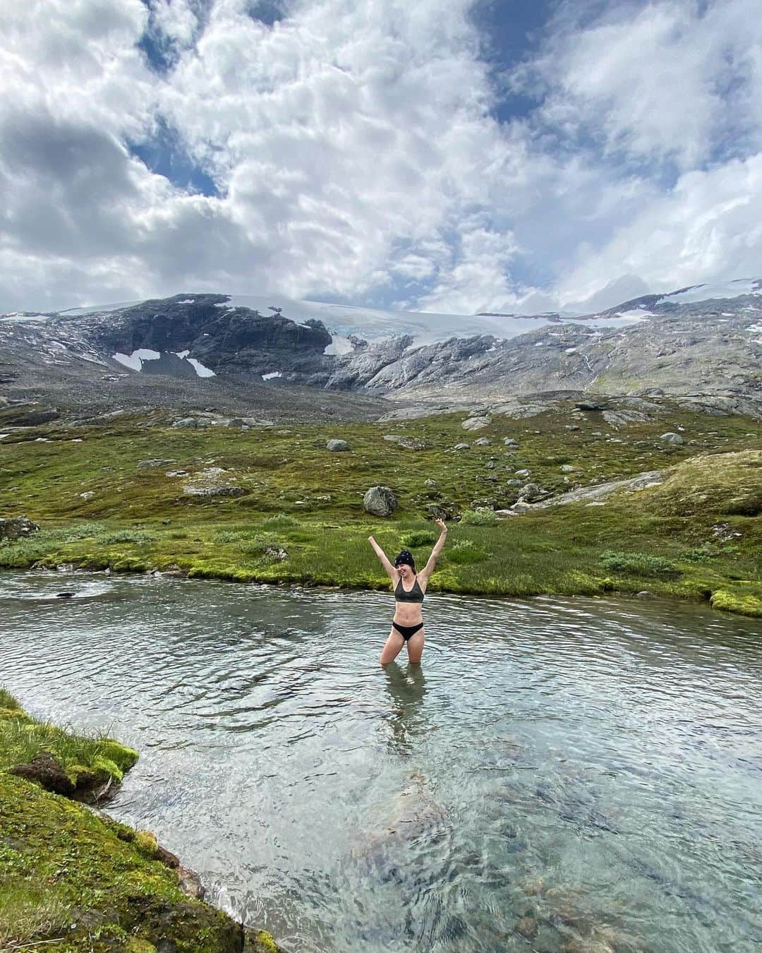 Anna Grimaldiさんのインスタグラム写真 - (Anna GrimaldiInstagram)「Summer in Norway ❄️🩵 Icy swims in a beanie under a snowy mountain, can’t get much more summery than that, Norway you stunner ✨」8月2日 7時08分 - annakategrimaldi