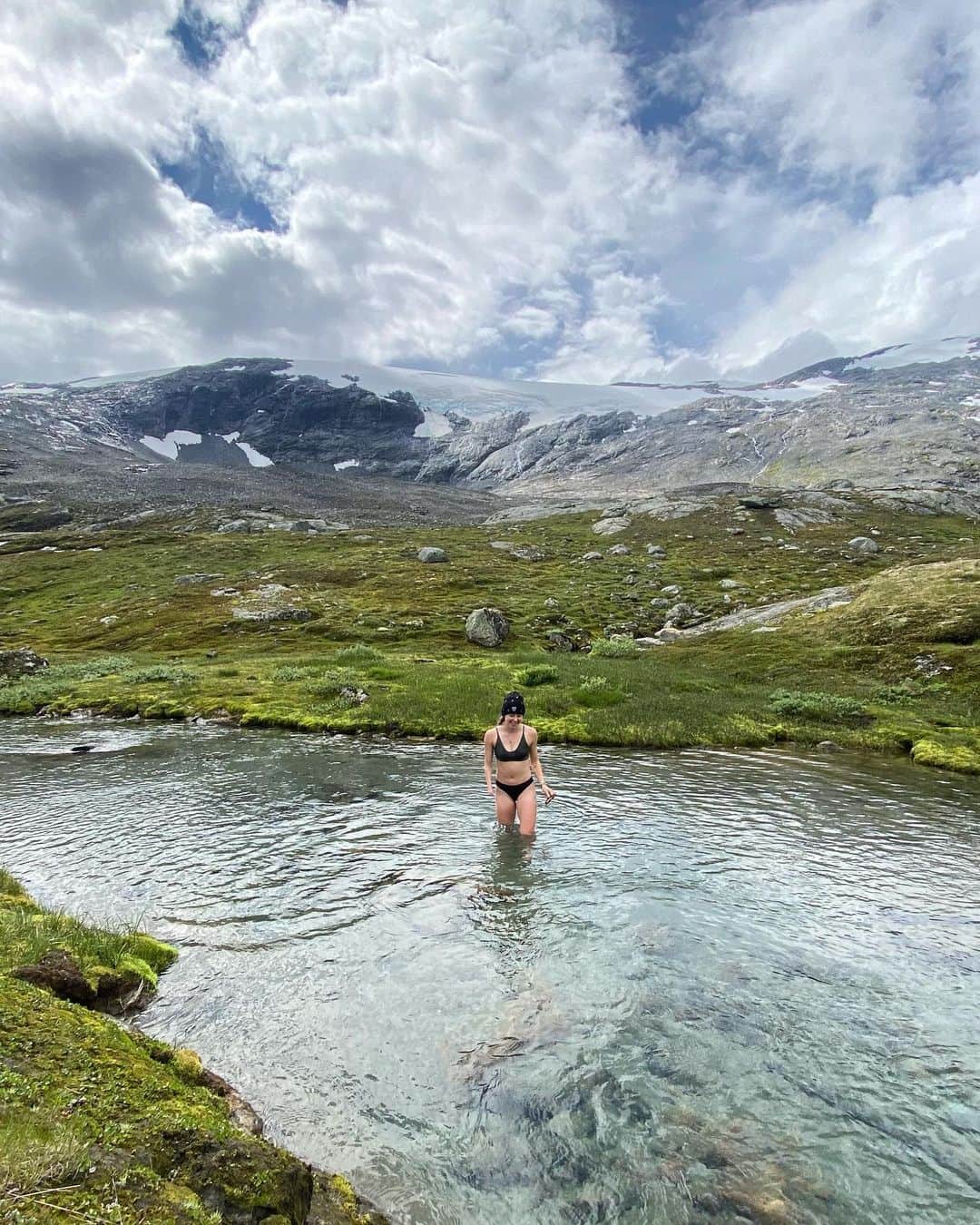 Anna Grimaldiのインスタグラム：「Summer in Norway ❄️🩵 Icy swims in a beanie under a snowy mountain, can’t get much more summery than that, Norway you stunner ✨」