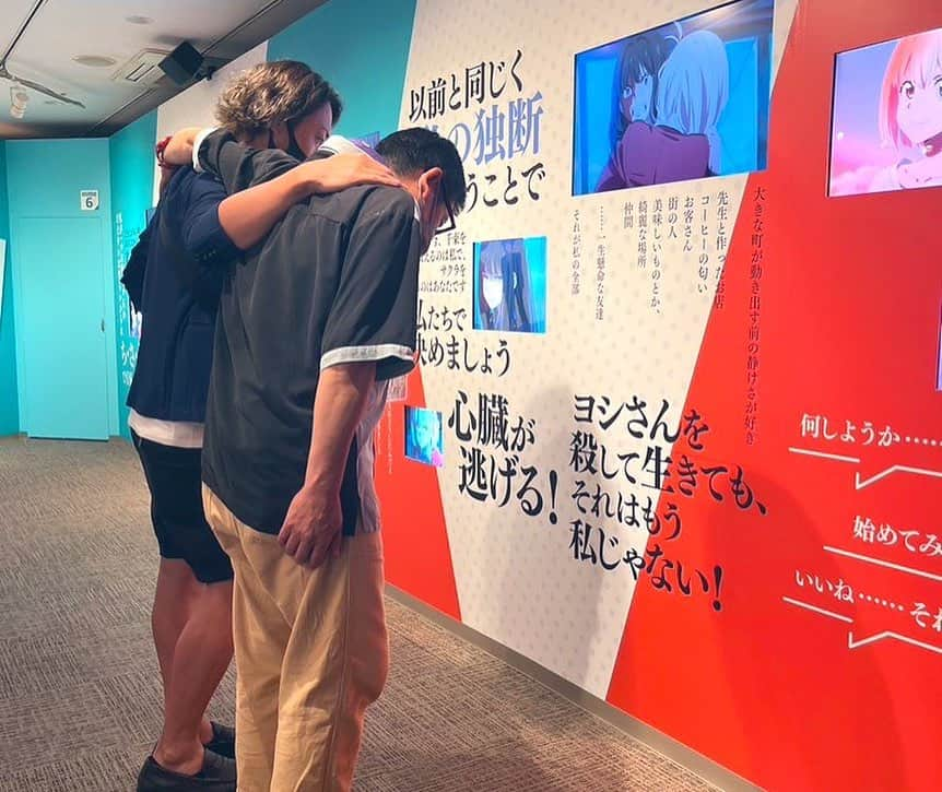 北村圭吾さんのインスタグラム写真 - (北村圭吾Instagram)「｢リコリス・リコイル展｣一足先お先に体感しました✨ 入口からもう興奮のリコリコの世界✨ 是非とも皆様も ｢リコリコリコ展｣で素敵な夏の思い出を😊✌️  お仕事でどうしても一緒に行けなかったみかこちゃんも、アクスタミズミとして一緒に行けたぞぉ 🍡☕️🍶🐟🐿  はい、リコリコ～📸✨🎶  そして、大興奮!!! ミカ役の声優の@kosukesakaki519  さかき孝輔さんにお会いしご挨拶する事が!!!!!  本当に感動でありました🥹🙇🏻✨  そして吉松シンジ役の@yo_z_ueda  上田燿司さんにお会い出来、ミカそのものだったし 何よりさかき孝輔さんと同じ声でビックリしたと仰って頂きました😭😭😭  思わず…シンジ……と呟いてしまいました！  お2人とも本当に気さくで優しく、 お会い出来た自分は緊張と興奮で汗だく状態へw  その他にも沢山の関係者の皆様にお会い出来て 本当に夢の様なひと時過ごす事が出来ました！！！  皆様のリコリコへの愛が溢れてまして、自分自身もより愛が溢れてしまいました✨✨✨  #リコリコ #リコリスリコイル展 #舞台リコリコ #リコリコ幸せの輪 #さかき孝輔 #上田燿司 #河内美里 #本西彩希帆 #石井美絵子 #大渕野々花 #北村圭吾 #山崎彬 #ミカ #吉松シンジ #錦木千束 #井ノ上たきな #中原ミズキ #クルミ」8月2日 7時02分 - kitamura_keigo